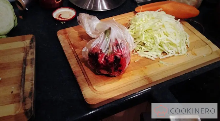 Crème-bortsch aux poivrons cuits au four, petits pains au bacon et ail au four