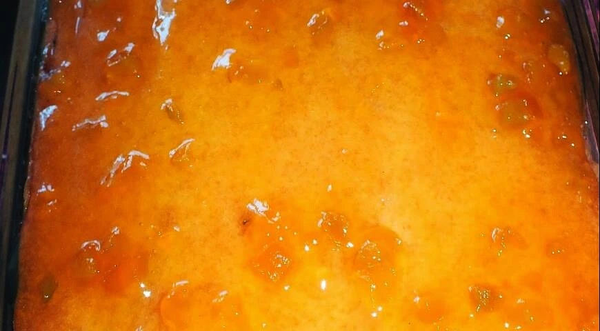Kuchen mit Aprikosenmarmelade und Baiser