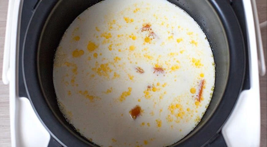 Porridge di miglio con zucca in una pentola a cottura lenta