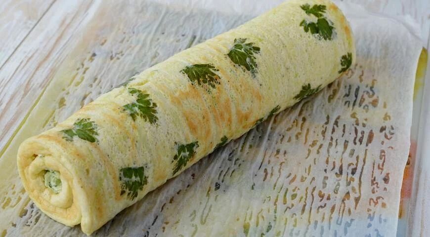 Zucchini roll with curd cheese