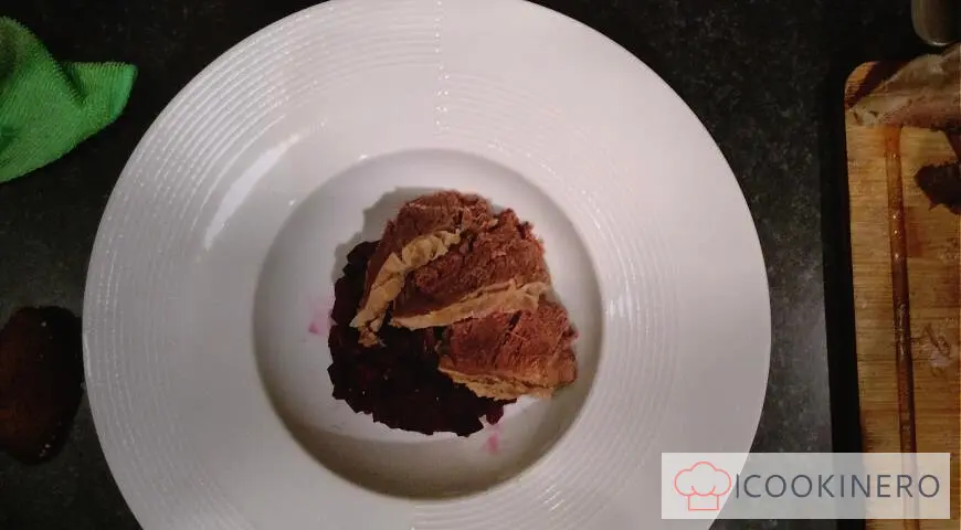 Crème-bortsch aux poivrons cuits au four, petits pains au bacon et ail au four