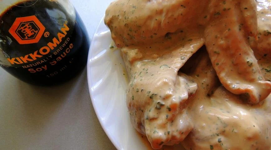 Grilled chicken wings in sour cream