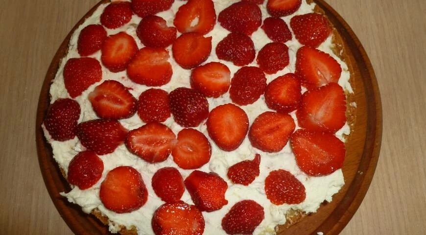 Tarta con fresas y chocolate blanco