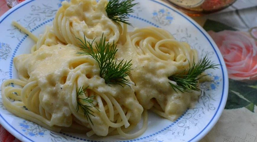 Spaghetti con salsa di formaggio denso