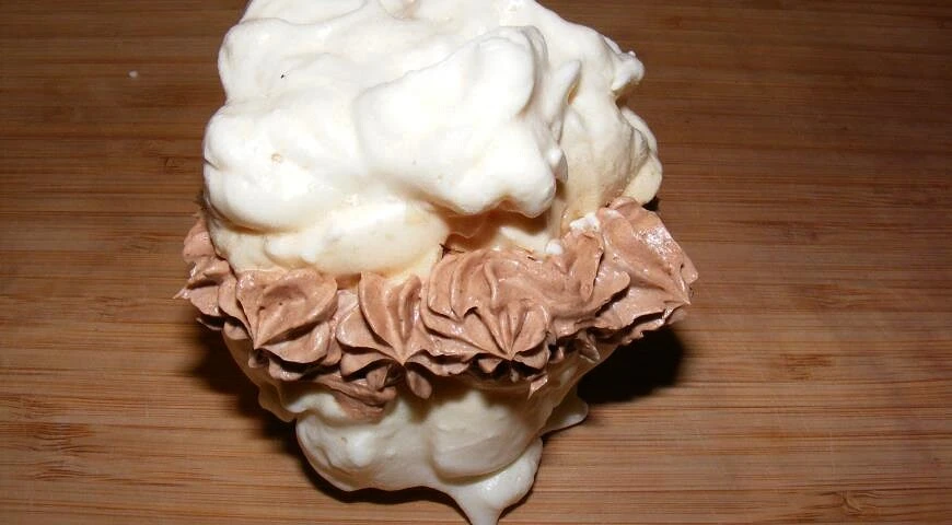 Pastel de merengue con crema de chocolate "Oso hawaiano"