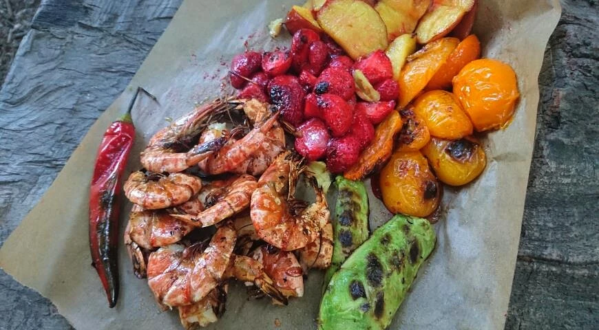 Grilled shrimp with fruits and vegetables