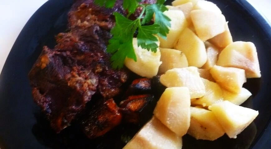 Beef baked with apples