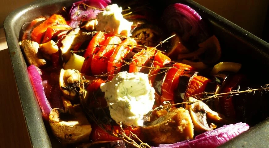 Baked vegetables with garlic sauce