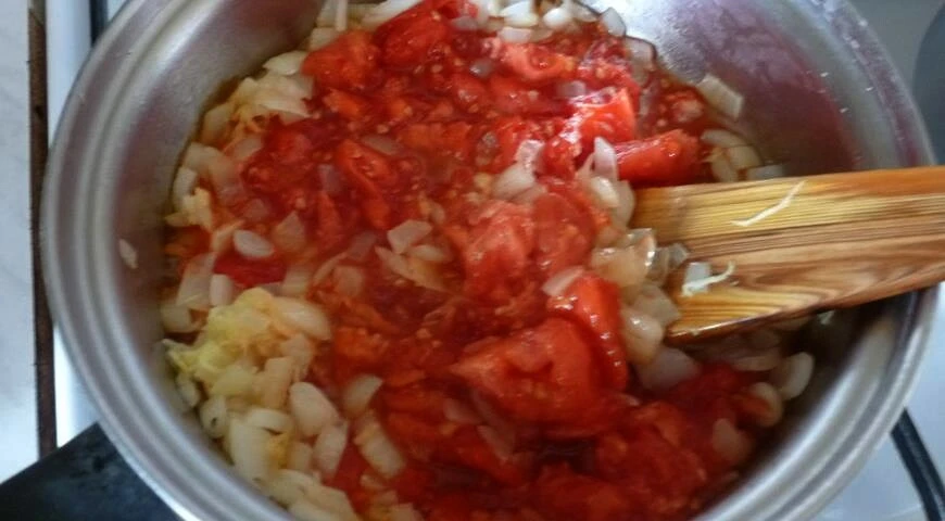 Garbanzos con guisantes en salsa de tomate