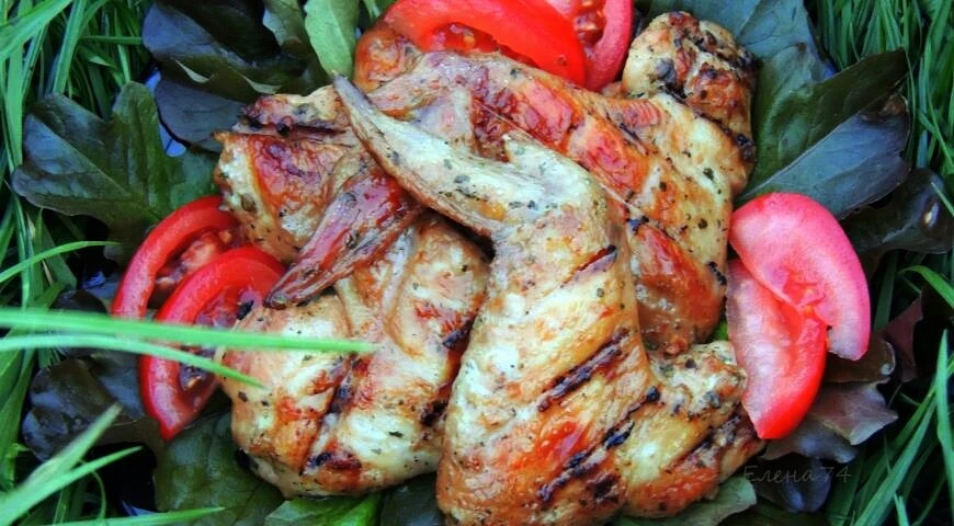 Grilled chicken wings in sour cream