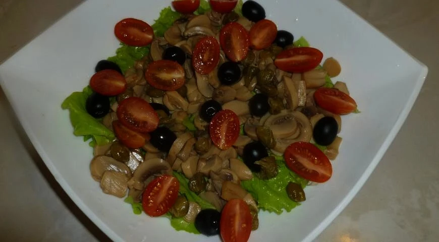 Salad with champignons, olives and feta