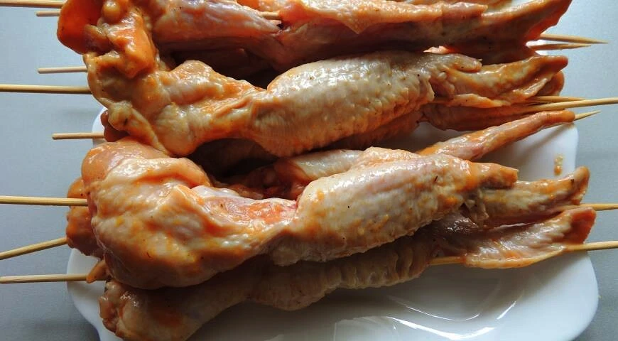 Alette grigliate in marinata di pesche