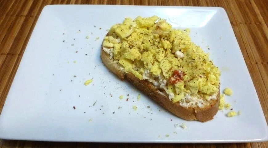 Sándwich con queso marinado y yema de huevo