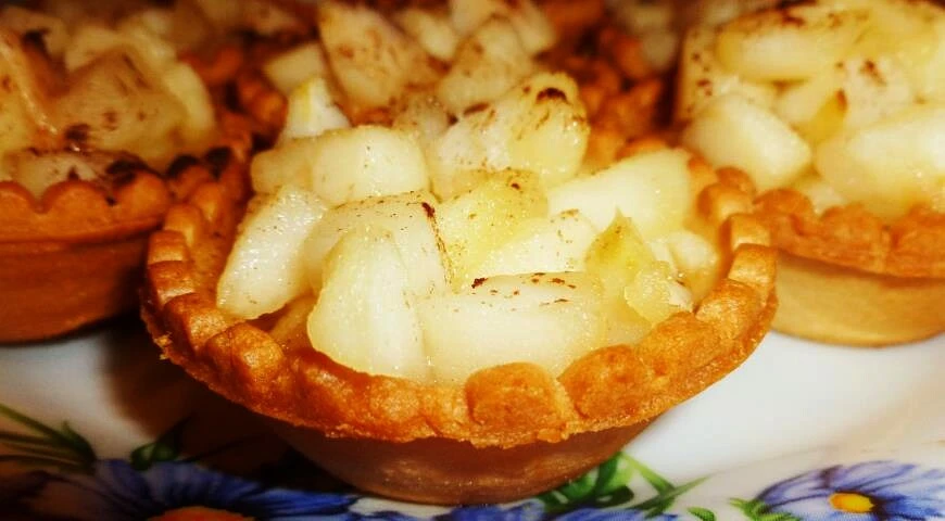 Tartlets with apples, honey and cinnamon