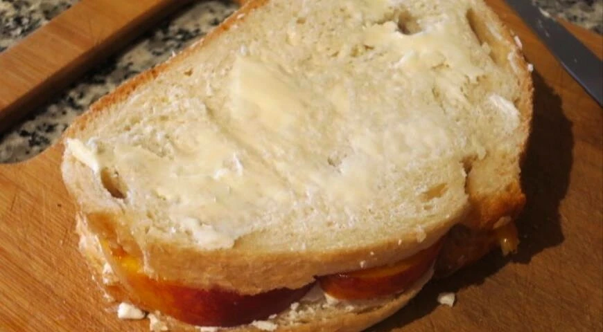 Sandwich aux pêches, fromage de chèvre et confiture de framboises