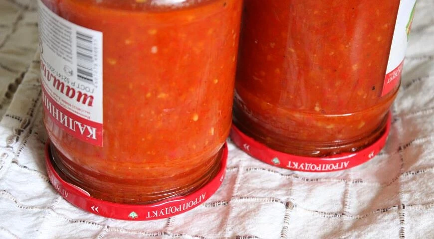 Spicy tomato sauce with sweet pepper