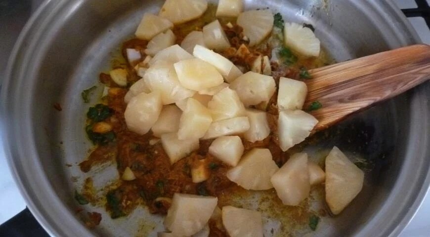 Camarones al curry con ananá