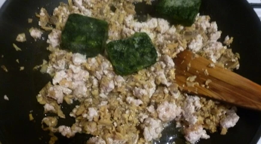 Pasta con cetrioli, pollo e spinaci