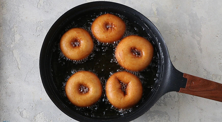 Yeast donuts in a pan