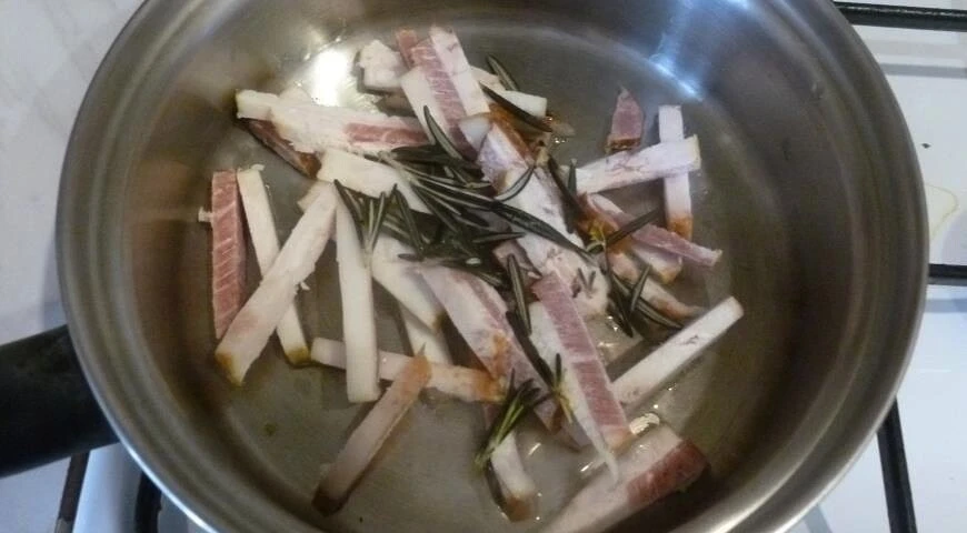 Gebratenes Schweinefilet mit Bohnen und Pilzsauce