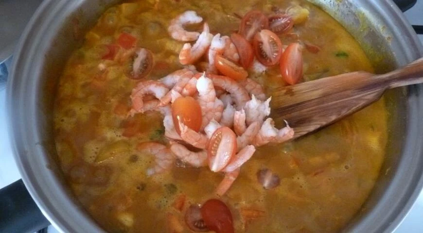 Shrimp curry with pineapple