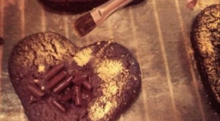 Biscuits aux pépites de chocolat dorés romantiques