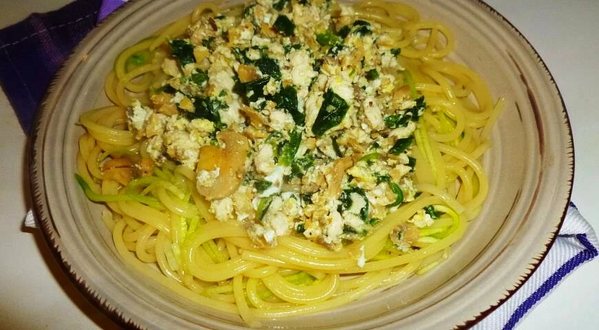Pasta with cucumber, chicken and spinach