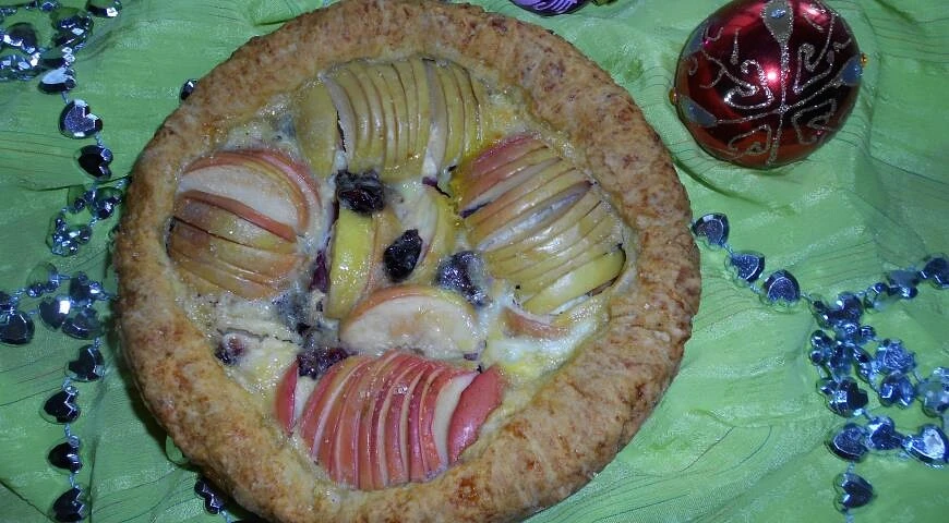 Tarta de manzana con cerezas secadas al sol en un delicado relleno de yogur