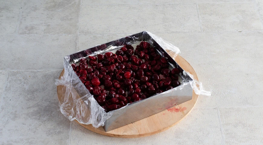 Cheesecake with cherries