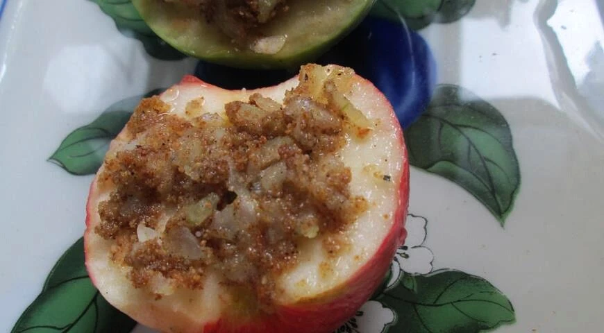 Apples stuffed with raisins and lentils