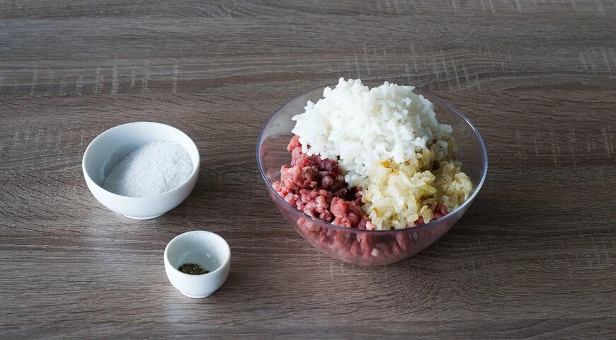 Kohlrouladen mit Fleisch und Reis
