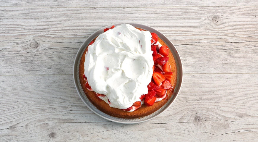 Kuchen mit Erdbeeren und Sahne