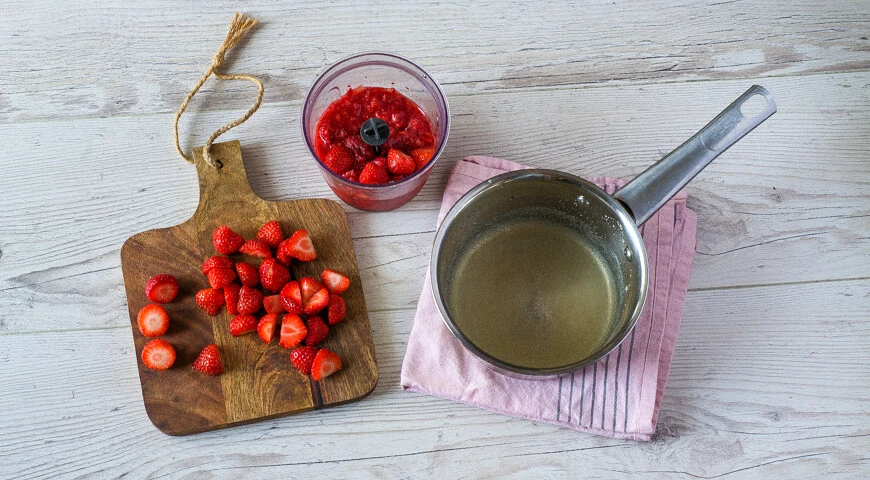 Yogurt cake with strawberries