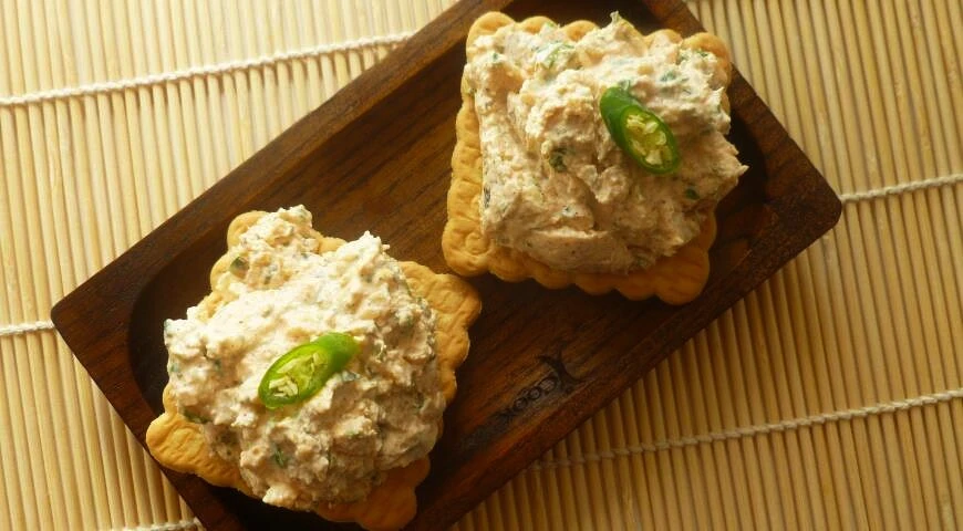 Cheese appetizer with paprika and capers