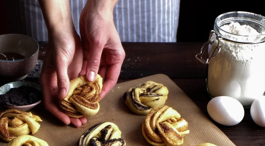 Delicious yeast braids with poppy seeds and cinnamon