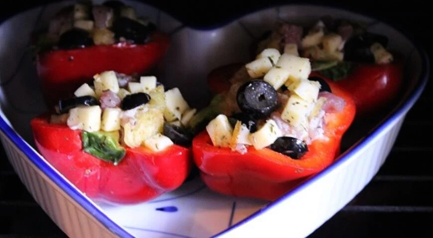 Paprika stuffed with bacon, mozzarella and olives