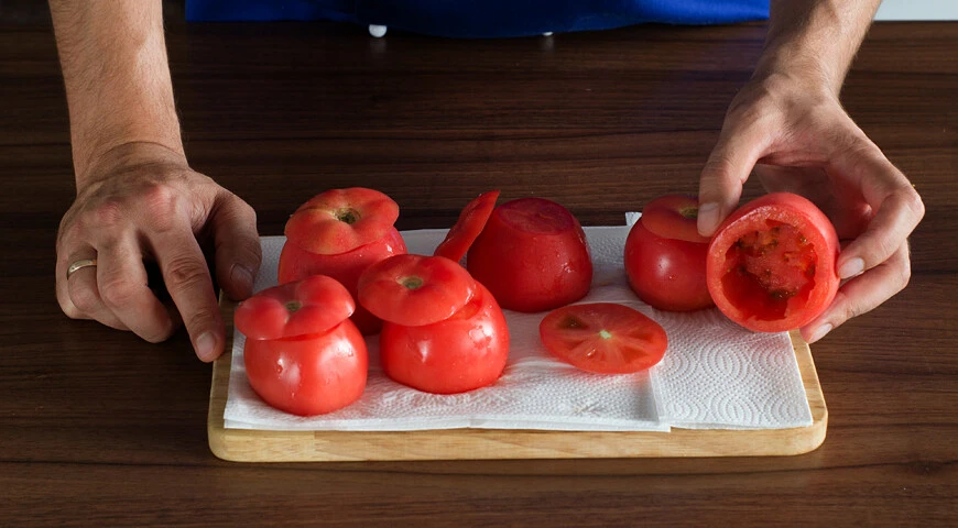 Gefüllte Tomaten für einen Snack