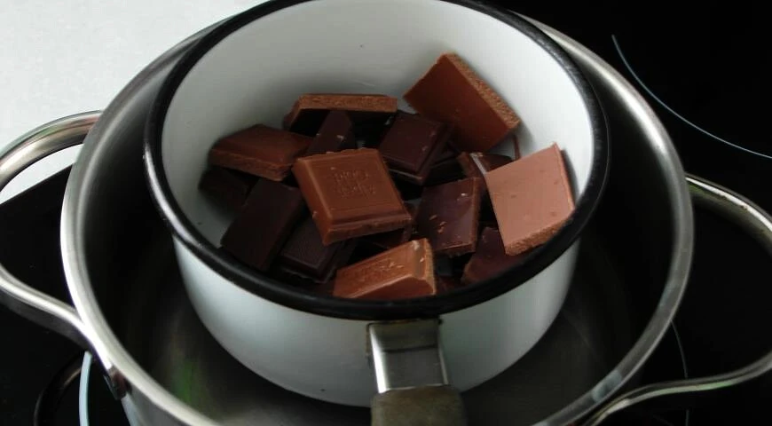 Corazones de chocolate con crema cremosa de café