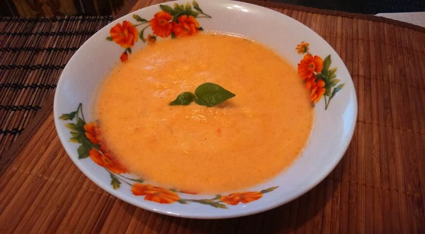Zuppa di cavolfiore con aglio e crostini di formaggio