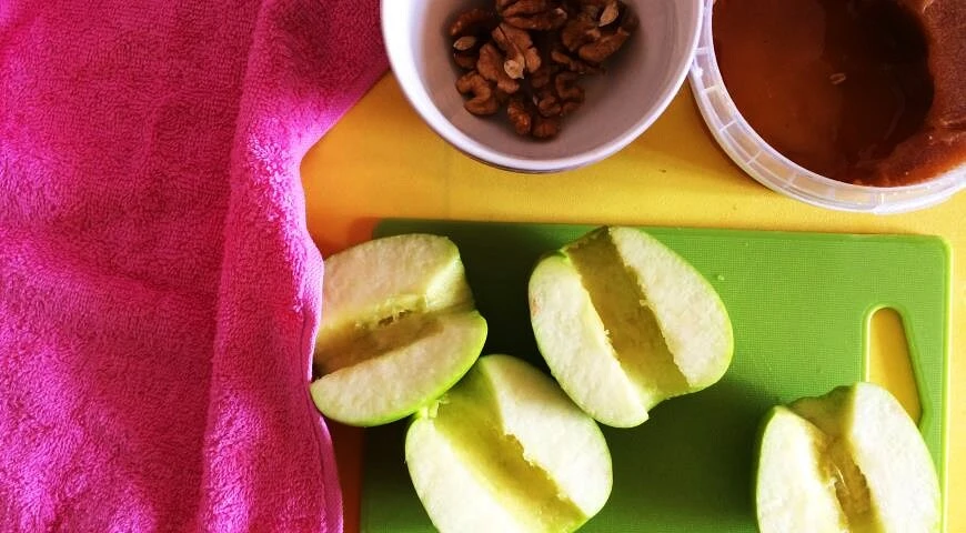 Ensalada de frutas con pavo y puré de manzana al horno