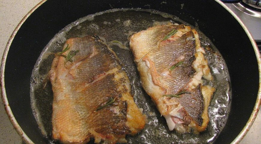 Fried sea bass with rosemary and wild rice with basil sauce