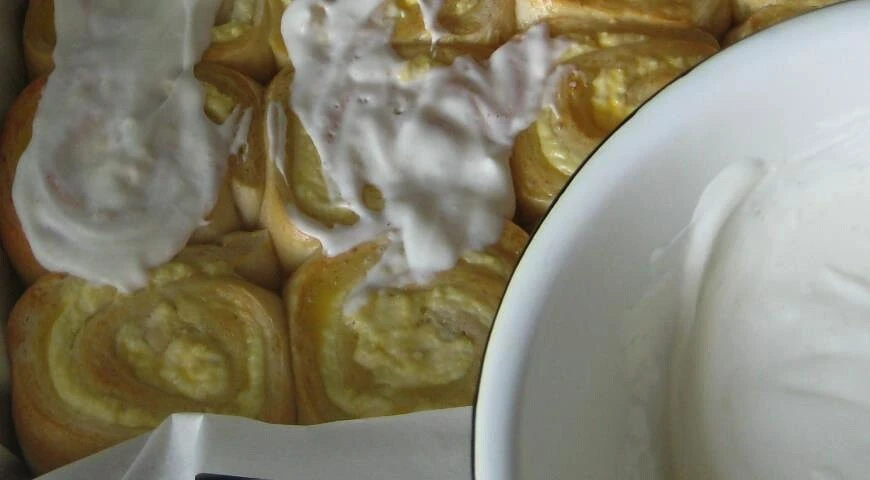 Cottage cheese "curls" in sour cream filling