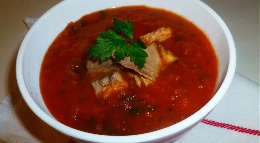 Sopa de tomate y apio con pescado