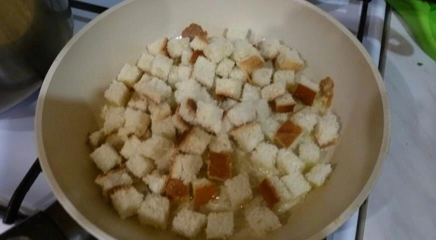 Soupe au fromage avec croûtons