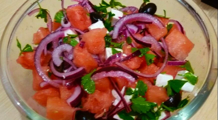 Salat mit Wassermelone, Feta und Oliven