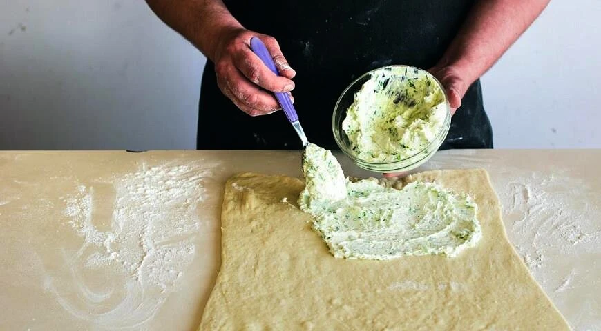 Rouleau de pâte au fromage blanc avec du fromage et des herbes