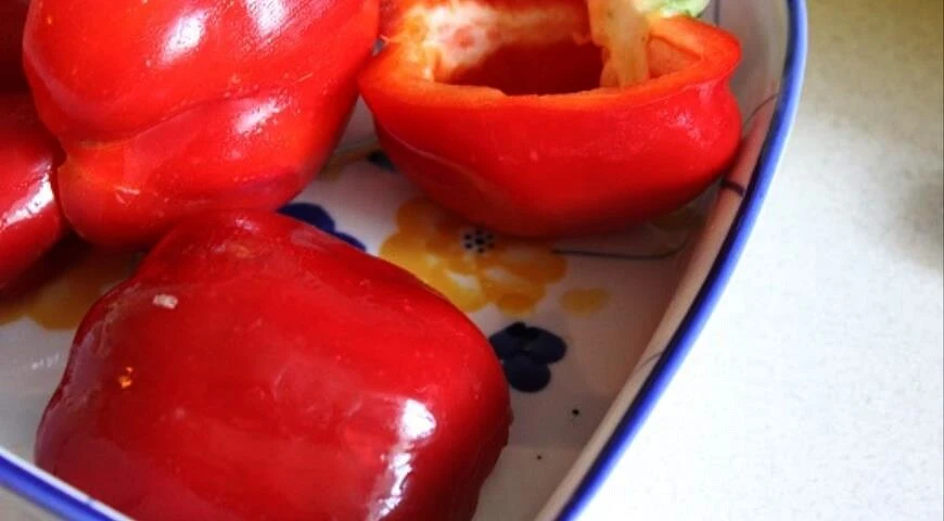 Paprika gefüllt mit Speck, Mozzarella und Oliven