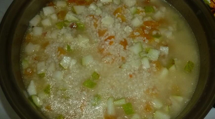 Risotto with pear and dried apricots