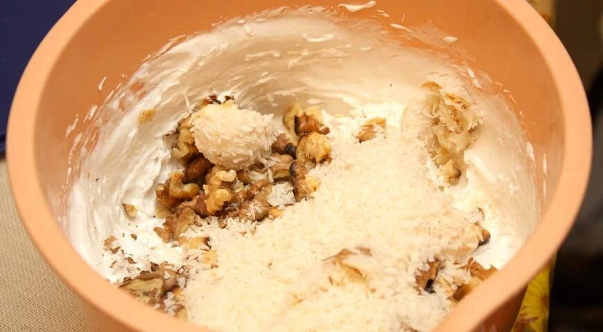 Meringue à la noix de coco dans un panier comestible