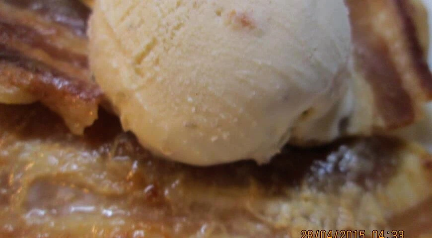 Creamy ice cream with caramelized bacon